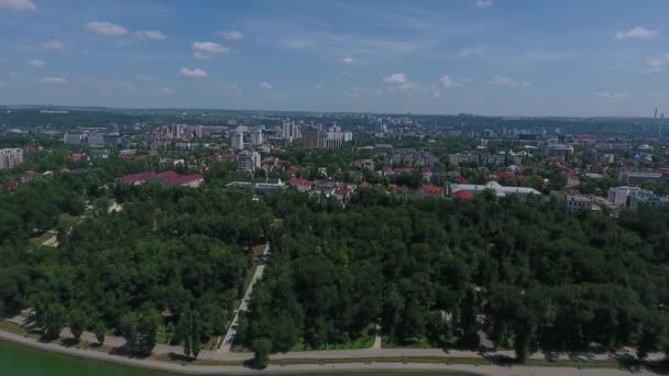 Letecký záběr brány města při západu slunce. Modrá obloha s mraky. Kišiněv, Moldavsko. — Stock video