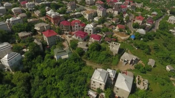 Letecký záběr brány města při západu slunce. Modrá obloha s mraky. Kišiněv, Moldavsko. — Stock video