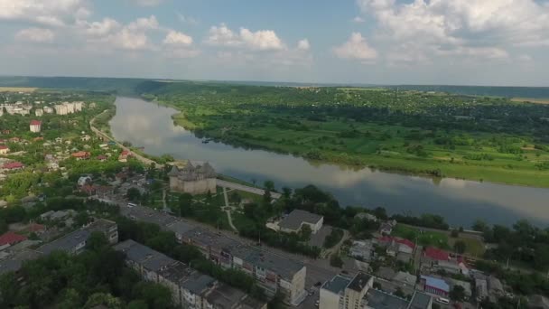 Zdjęcia lotnicze z bram miasta o zachodzie słońca. Błękitne niebo z chmurami. Chisinau, Mołdawia. — Wideo stockowe