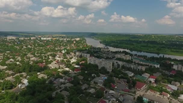 Zdjęcia lotnicze z bram miasta o zachodzie słońca. Błękitne niebo z chmurami. Chisinau, Mołdawia. — Wideo stockowe