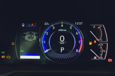 Lüks arabanın modern araba hız göstergesi. Hız göstergesi ve taktik ölçer. Modern gösterge paneli.