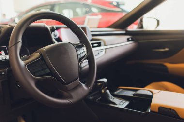 Gösterge panelini gösteren modern bir otomobilin iç görünümü.