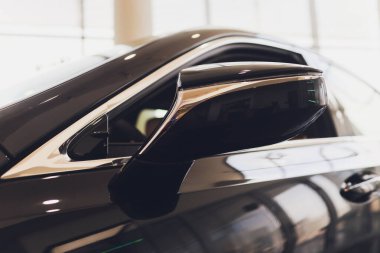 Modern bir arabanın dikiz aynası..