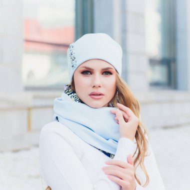 arka plan şapka sonbahar parkı ile genç güzellik açık portre.