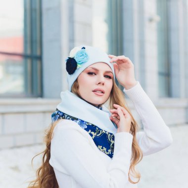 arka plan şapka sonbahar parkı ile genç güzellik açık portre.