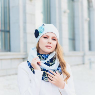 arka plan şapka sonbahar parkı ile genç güzellik açık portre.