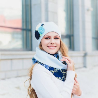 arka plan şapka sonbahar parkı ile genç güzellik açık portre.