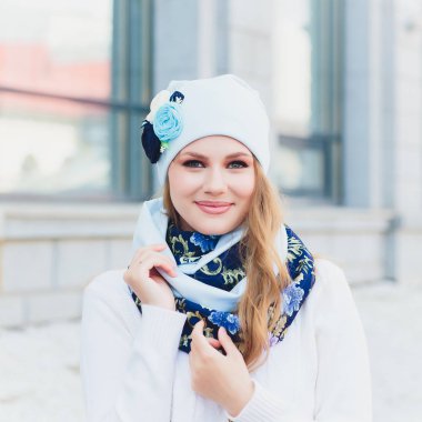 arka plan şapka sonbahar parkı ile genç güzellik açık portre.