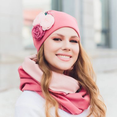 arka plan şapka sonbahar parkı ile genç güzellik açık portre.