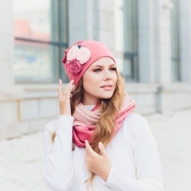 arka plan şapka sonbahar parkı ile genç güzellik açık portre.