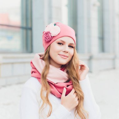 arka plan şapka sonbahar parkı ile genç güzellik açık portre.