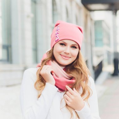 arka plan şapka sonbahar parkı ile genç güzellik açık portre.