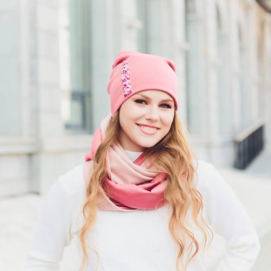 arka plan şapka sonbahar parkı ile genç güzellik açık portre.