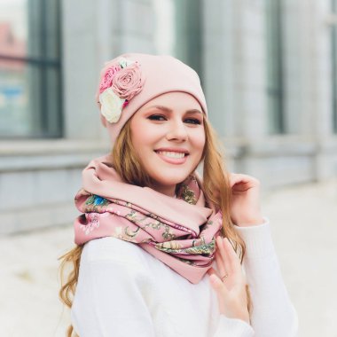 arka plan şapka sonbahar parkı ile genç güzellik açık portre.