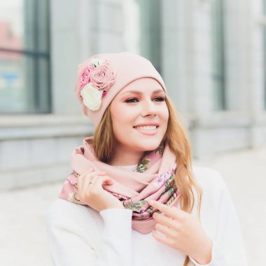 arka plan şapka sonbahar parkı ile genç güzellik açık portre.