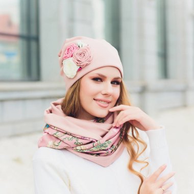 arka plan şapka sonbahar parkı ile genç güzellik açık portre.