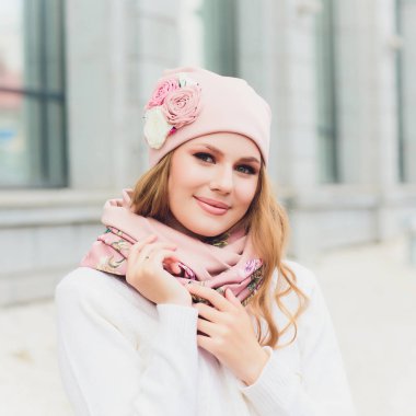 arka plan şapka sonbahar parkı ile genç güzellik açık portre.