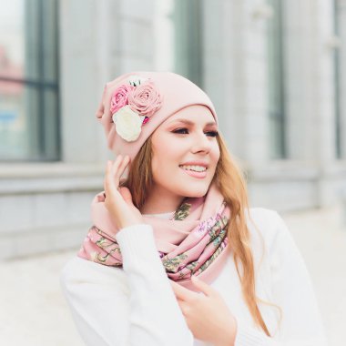 arka plan şapka sonbahar parkı ile genç güzellik açık portre.