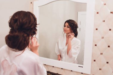 Çiçek Buketi ile Moda Modelleri Portre, Güzel Kadın Gelin Makyaj ve Saç Modeli, Gri arka plan üzerinde çekilen Kız stüdyo.