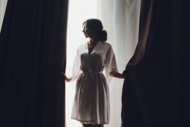 Çiçek Buketi ile Moda Modelleri Portre, Güzel Kadın Gelin Makyaj ve Saç Modeli, Gri arka plan üzerinde çekilen Kız stüdyo.