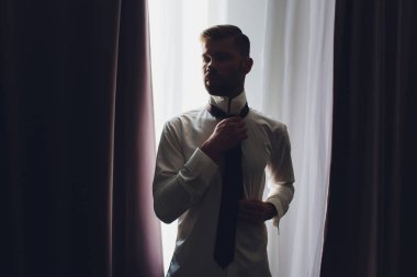 Damat ceketini giyer, damat ceketini bağlar, damat sabahı, damat masrafları....