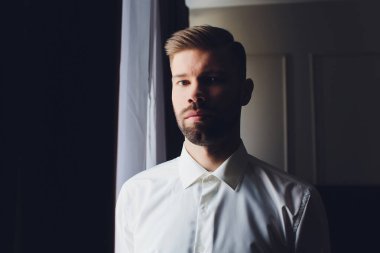 Damat ceketini giyer, damat ceketini bağlar, damat sabahı, damat masrafları....