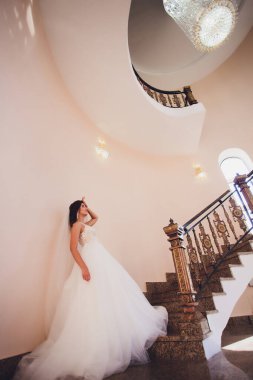 damat ve gelin düğün günü içinde poz bir buket ile. Mutluluk ve sevgi bir anın tadını çıkarın.