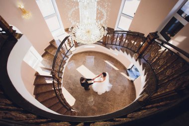 damat ve gelin düğün günü içinde poz bir buket ile. Mutluluk ve sevgi bir anın tadını çıkarın.