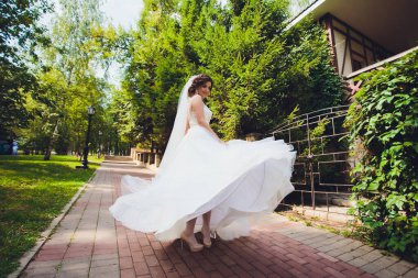 mutlu gelin ve Damat Düğün günü üzerinde bir park.