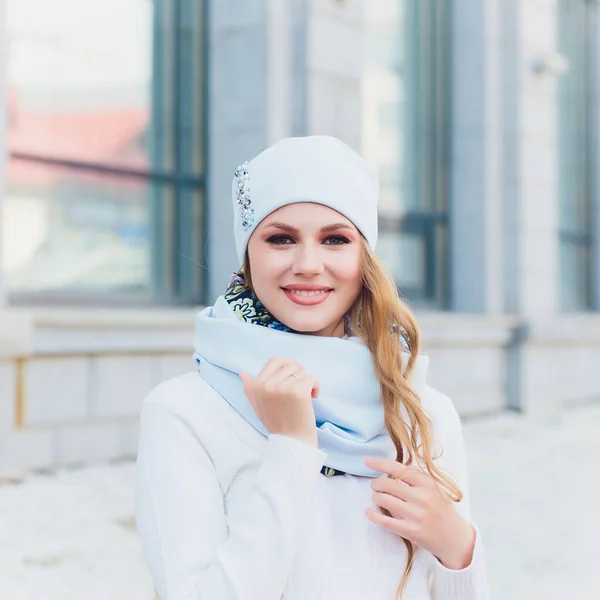 Ung skönhet utomhus porträtt med höst Park i bakgrunden hatt. — Stockfoto