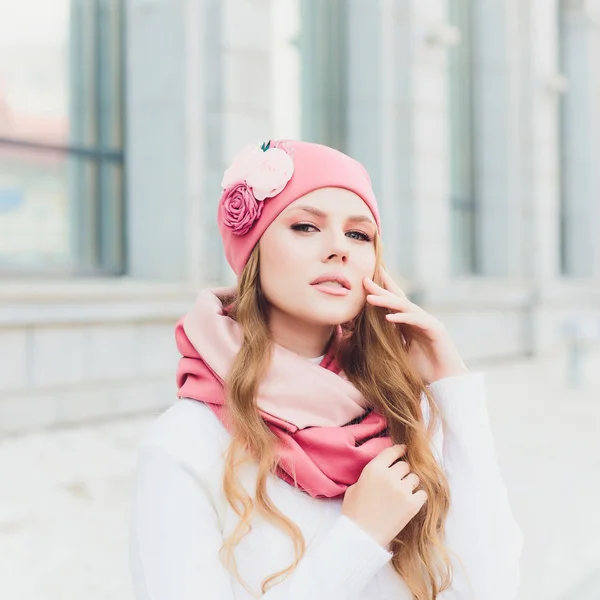 Retrato al aire libre de belleza joven con parque de otoño en sombrero de fondo . —  Fotos de Stock