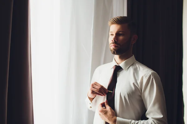 Novio en una chaqueta, el novio se sujeta la chaqueta, la mañana del novio, los honorarios de los novios . — Foto de Stock