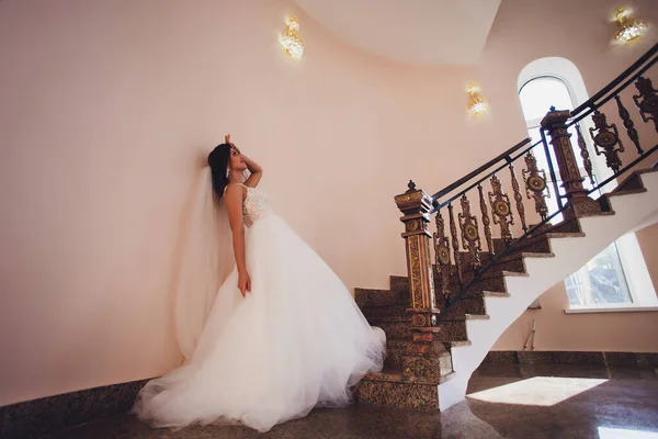 Sposo e sposa con un mazzo di fiori, in posa nel loro giorno del matrimonio. Goditi un momento di felicità e amore . — Foto Stock