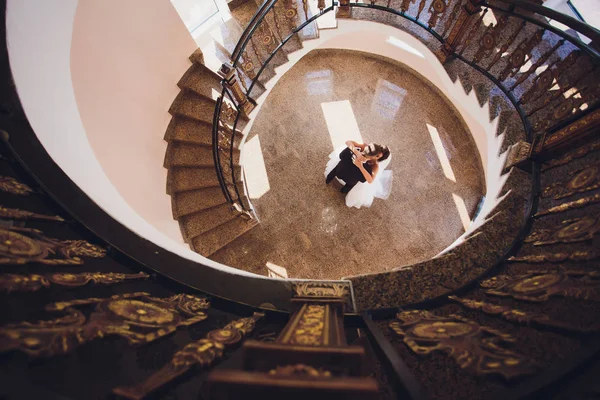 Bruid en bruidegom met een boeket, poseren in hun trouwdag. Geniet van een moment van geluk en liefde. — Stockfoto
