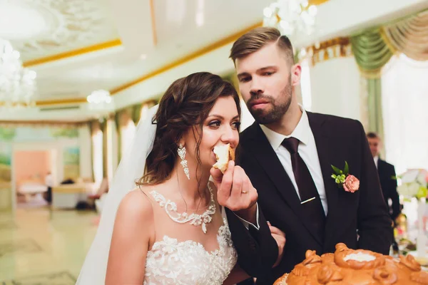 Noivo e noiva com um buquê, posando no dia do casamento. Desfrute de um momento de felicidade e amor . — Fotografia de Stock