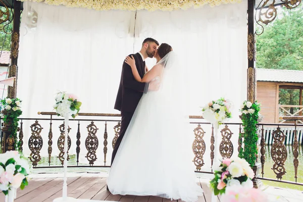 Marié et mariée avec un bouquet, posant dans leur jour de mariage. Profitez d'un moment de bonheur et d'amour . — Photo