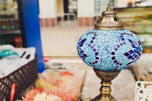 Set de té turco. Taza otomana con adornos árabes tradicionales . — Foto de Stock
