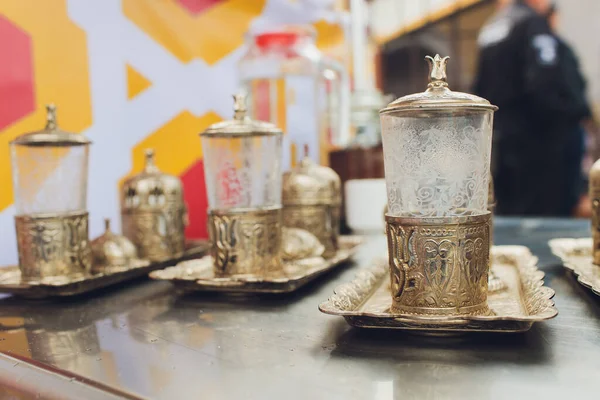 Set de té turco. Taza otomana con adornos árabes tradicionales . — Foto de Stock