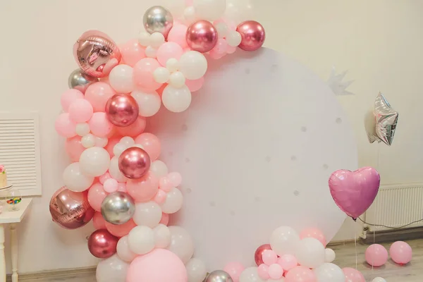 Balonlar. Çocuk partisi geçmişi. Tatil ruhu. Daireler ve yıldızlar. Kağıt yıldızlı fotoğraf bölgesi, balonlar, kağıt bal petekleri, kağıt toplar, ponponlar, konfetiler..