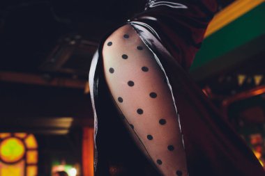 Genç bayan çıplak bacak, yakasını gösteriyor. Uzun, kırmızı, pahalı, keyifli bir uzun süre.