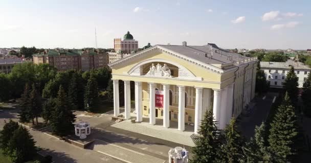 Yoshkar-Ola city, Republic of Mari El, Russia - May, 2019: το Εθνικό Θέατρο Δράμας M. Shketana Yoshkar-Ola, Rep. Mari El. — Αρχείο Βίντεο