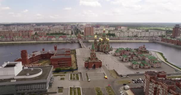 Ville de Yoshkar-Ola, République de Mari El, Russie - Mai 2019 : Vue de la cathédrale de l'Annonciation de la Bienheureuse Vierge Marie avec un monument . — Video