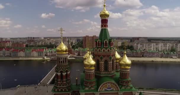 Yoshkar-Ola City, Republiek Mari El, Rusland-mei, 2019: uitzicht op de kathedraal van de Annunciatie van de Heilige Maagd Maria met een monument. — Stockvideo