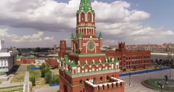 Yoshkar-Ola city, Republic of Mari El, Russia - May, 2019: Vista de la Catedral de la Anunciación de la Santísima Virgen María con un monumento . — Vídeos de Stock