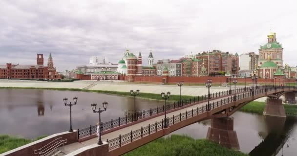 Yoshkar-Ola City, Republiek Mari El, Rusland-mei, 2019: uitzicht op de kathedraal van de Annunciatie van de Heilige Maagd Maria met een monument. — Stockvideo