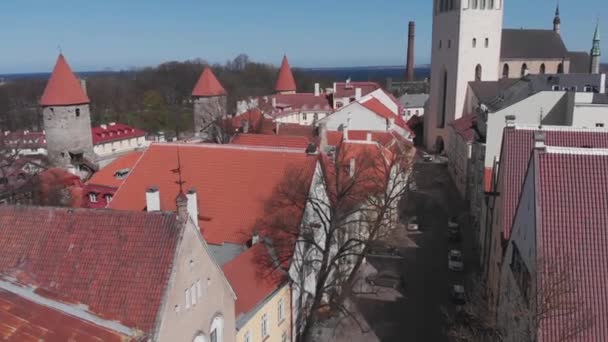 Vista para cima no centro histórico de Tallinn, na Estónia. Telhados vermelhos das antigas casas da cidade europeia Tallinn. A arquitectura antiga. Telhado com asas . — Vídeo de Stock