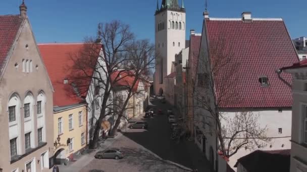 Zobacz Top na zabytkowym centrum Tallinna w Estonii. Czerwone dachy starych domów w europejskim mieście Tallinn. Starożytna architektura. Dach ze skrzydłami. — Wideo stockowe