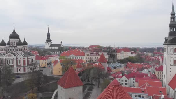Cattedrale di Alexander Nevsky, una cattedrale ortodossa nel centro storico di Tallinn, Estonia . — Video Stock