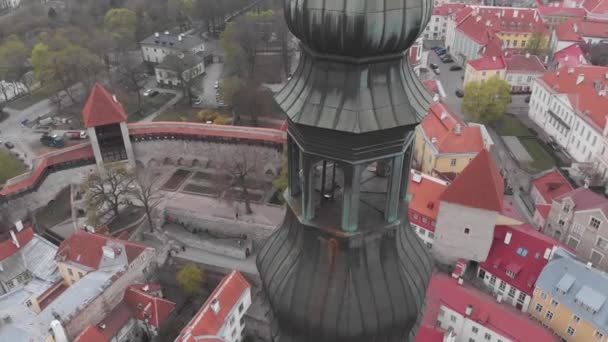 Las murallas de Tallin son murallas defensivas medievales construidas alrededor de la ciudad de Tallin en Estonia. Muralla de Tallin City. Vírgenes Torre Neitsitorn, Tallin. Torre de doncellas . — Vídeos de Stock