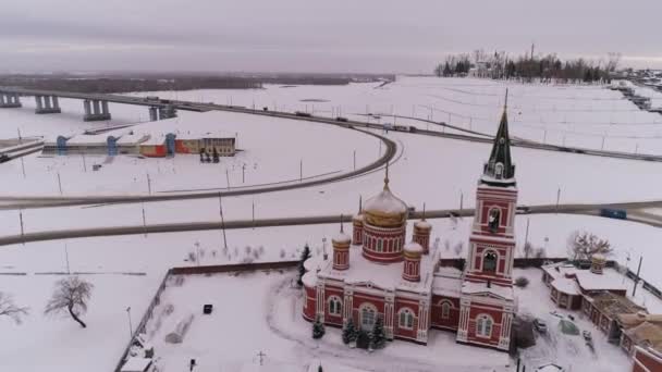 Aérea de puente y coche de conducción en el puente, día soleado de invierno en Barnaul, Siberia, Rusia . — Vídeos de Stock